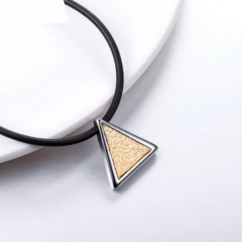 Dernier Design Hommes Bijoux Mens Hommes Tungstène Triangle Triangle Pendentif Collier Mens Gold Tungsten Tag Tag Triangle Pendentif China Factory