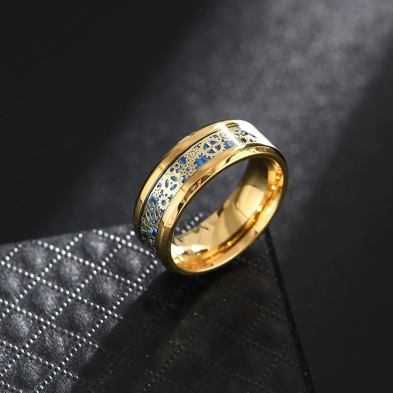 Moda e popolare 8mm piatto da uomo ad alta lucidato oro in metallo duro anello in metallo duro in raso in fibra di carbonio e ingranaggi in oro Inlay Inlay China fabbrica