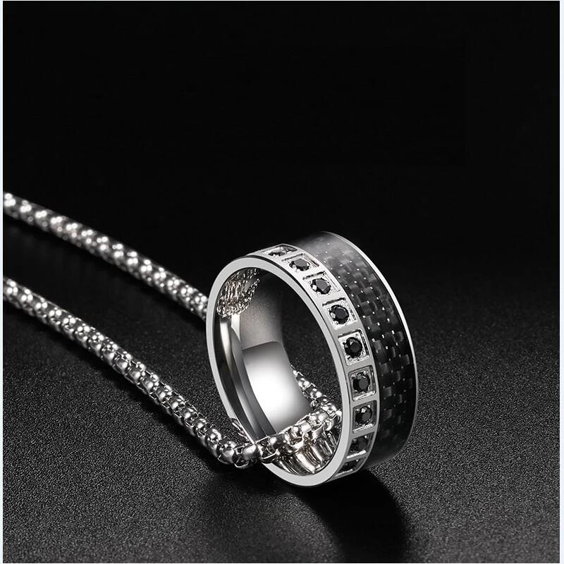 Bague en carbure de tungstène de tungstène de style le plus récent avec un cercle de fibre de carbone noir et de pierres noires de CZ sur un côté