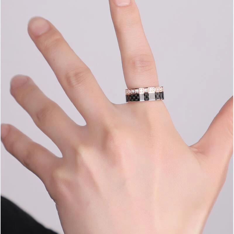 Neueste Stil Herren Wolfram Ehering Rose Gold Wolframkarbidring mit einem Kreis von schwarzem Kohlefaser und weißen CZ-Steinen auf einer Seite