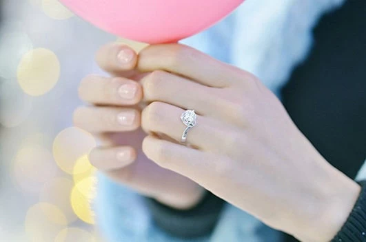 ¿Qué tipo de anillo de bodas se ve bien?