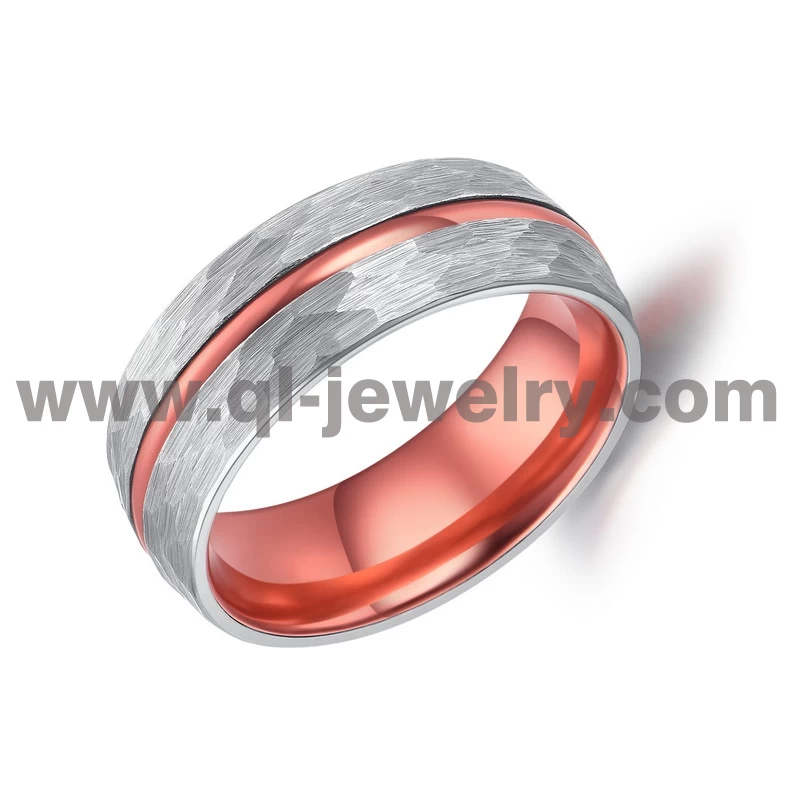 Chine Bandes de mariage étonnantes pour hommes de 8 mm Bague en carbure de tungstène martelé avec bande rouge et bande intérieure en aluminium rouge Fabricants