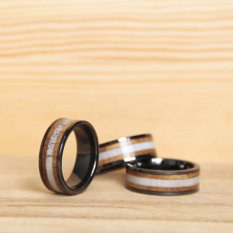 Bagues de mariage de tungstène de 8mm de 8mm de 8mm Bague en carbure de tungstène noir avec baril de whisky bois et antler Inlay Fabricant