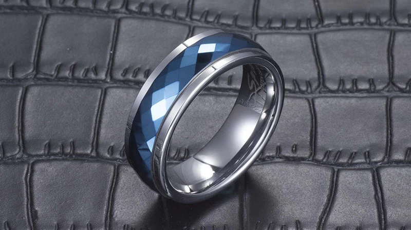 Qualitäts-blaue Wolfram-Eheringe gewölbter facettierter blauer Überzug-Hartmetall-Spinner-Ring-China-Lieferant