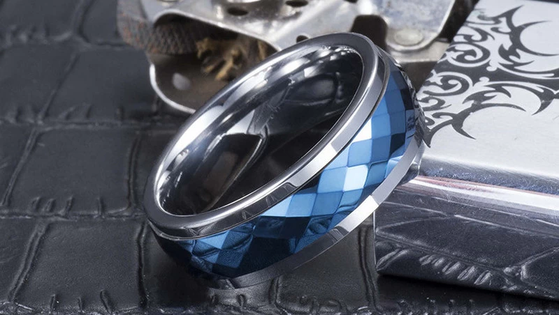 Qualitäts-blaue Wolfram-Eheringe gewölbter facettierter blauer Überzug-Hartmetall-Spinner-Ring-China-Lieferant