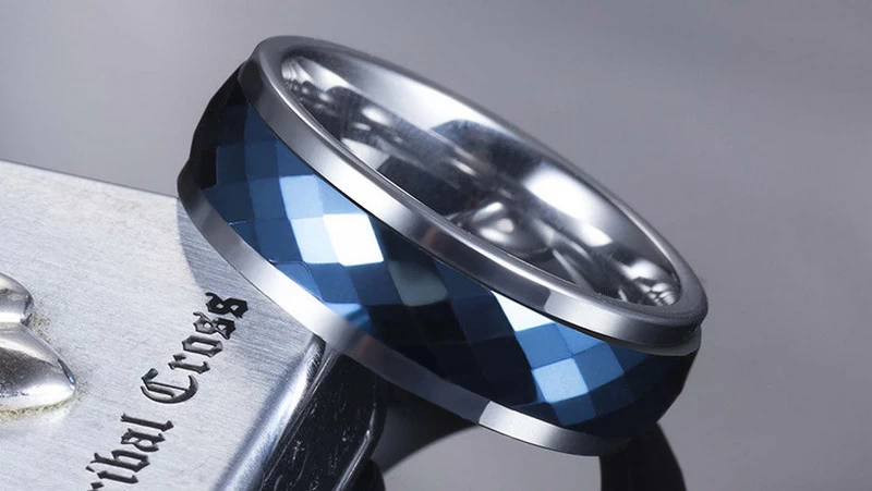 Qualitäts-blaue Wolfram-Eheringe gewölbter facettierter blauer Überzug-Hartmetall-Spinner-Ring-China-Lieferant
