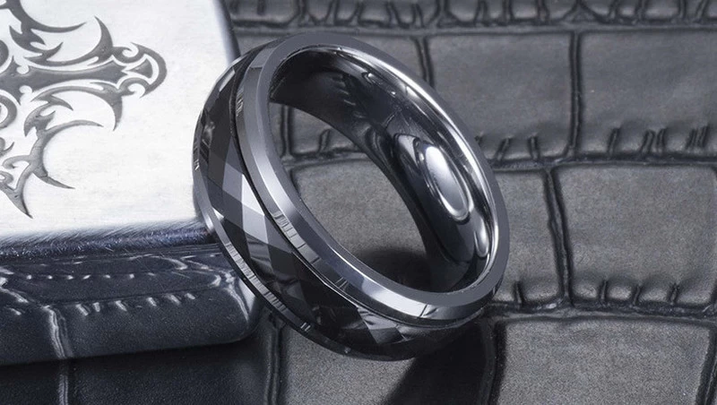 Hochwertige Wolfram- und Keramik-Eheringe gewölbter facettierter schwarzer Keramik- und Wolframkarbid-Ring-Spinner-Ring-China-Lieferant