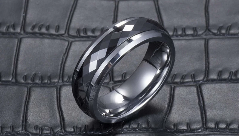 Hochwertige Wolfram- und Keramik-Eheringe gewölbter facettierter schwarzer Keramik- und Wolframkarbid-Ring-Spinner-Ring-China-Lieferant