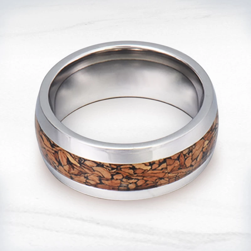 Chine Anneau en carbure de tungstène bombé poli de 8 mm de haut pour hommes ou femmes unisexes avec incrustation de bois de gravure Fabricants