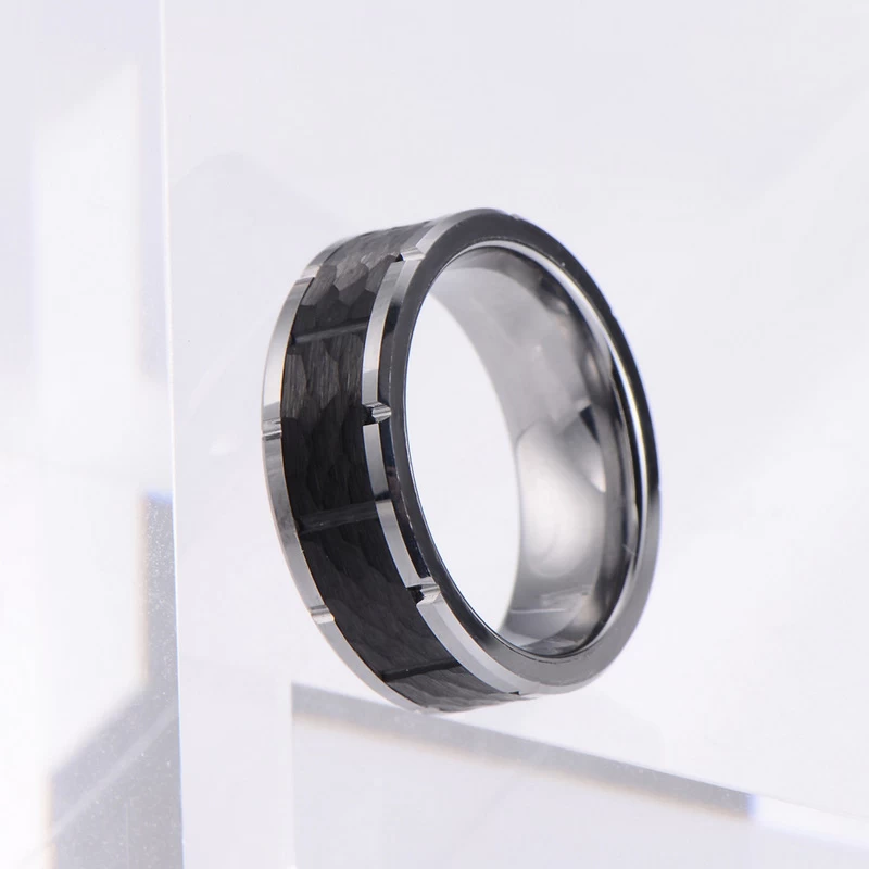 Einzigartiger 8 mm vertikal gerillter Ring aus Silber und schwarzem gehämmertem Wolframkarbid China Hersteller