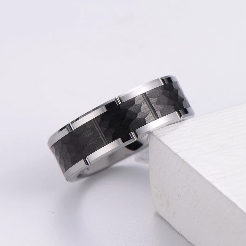 Einzigartiger 8 mm vertikal gerillter Ring aus Silber und schwarzem gehämmertem Wolframkarbid China Hersteller