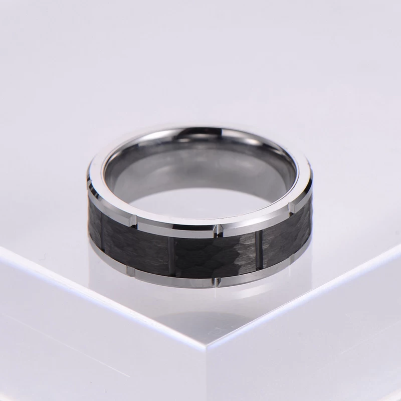Einzigartiger 8 mm vertikal gerillter Ring aus Silber und schwarzem gehämmertem Wolframkarbid China Hersteller