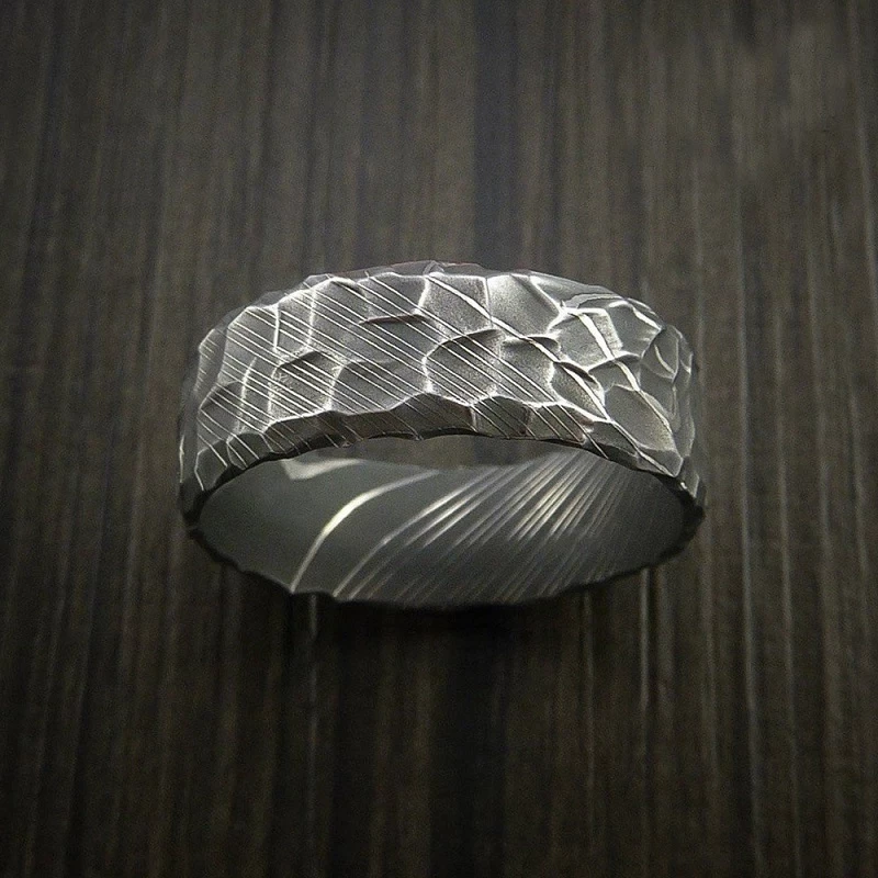 Anneau de mariage en acier Damas noir martelé de 8 mm pour homme unique Fournisseur de la Chine