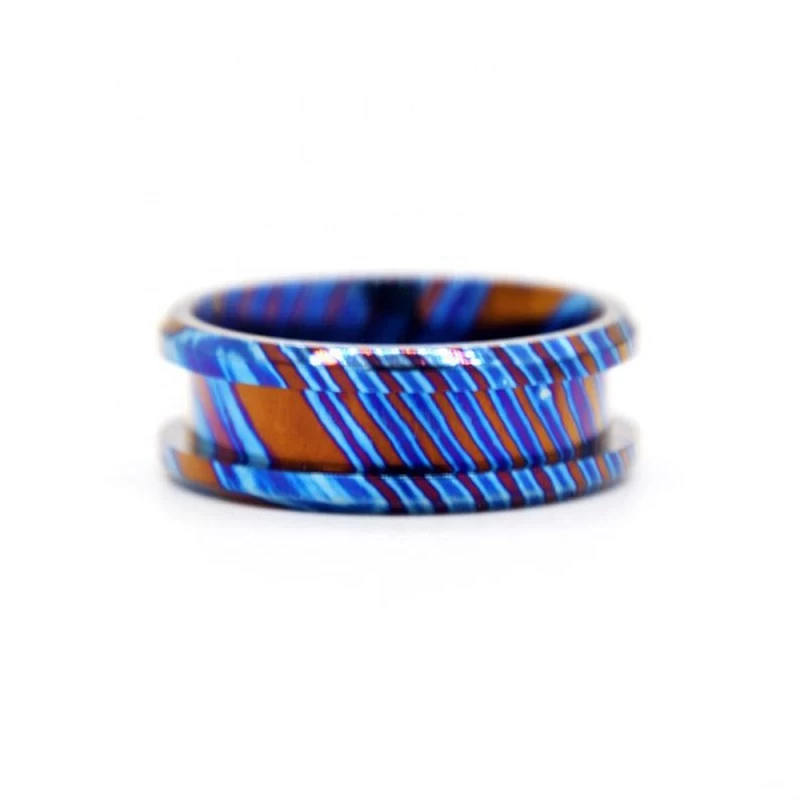 Erstaunliche Tricolors 8MM flache und abgeschrägte Kanten gerillter Timascus Wedding Band Zircuti Ring China Supplier