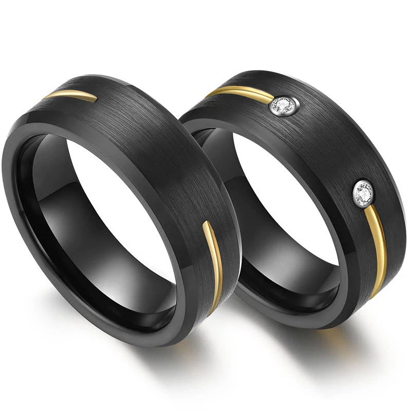 Chine Bagues assorties en carbure de tungstène pour elle et lui Bagues de couple en tungstène de 8 mm Bords plats et biseautés Bague en carbure de tungstène noir brossé avec demi-cercle de ligne dorée avec deux pierres CZ blanches Fabricants