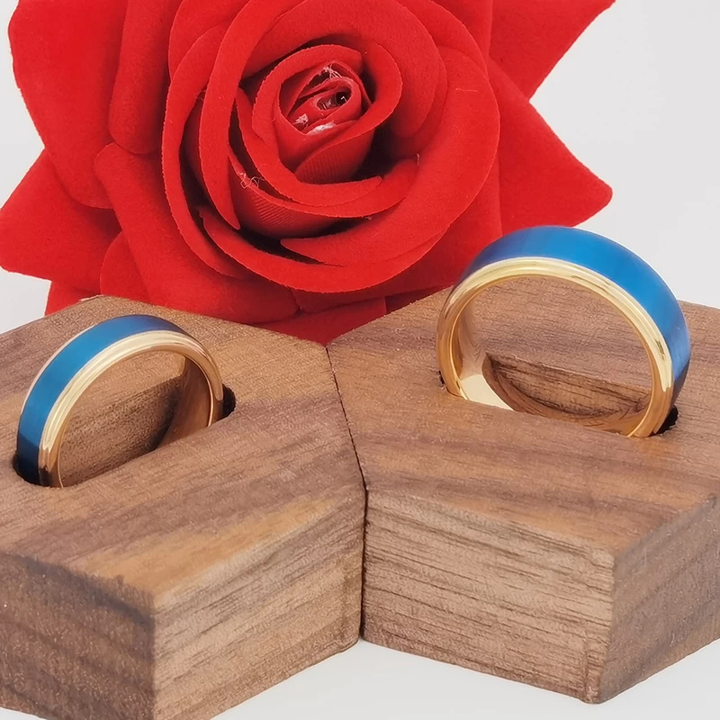 Anello di tungsteno in stock Popolare Anello in carburo di tungsteno blu e oro con bordi piatti e spazzolati da 8 mm Produttori cinesi