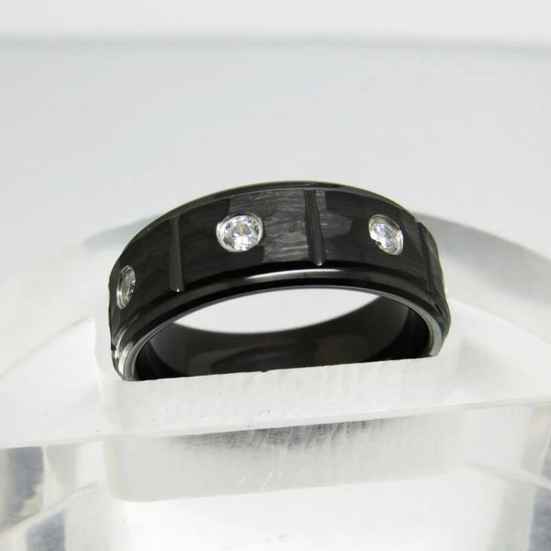 Wolfram-Ring auf Lager Beliebter 8 mm hochglanzpolierter und gehämmerter, flacher und abgestufter schwarzer Wolframkarbid-Ring mit 3 weißen CZ-Steinen China-Hersteller