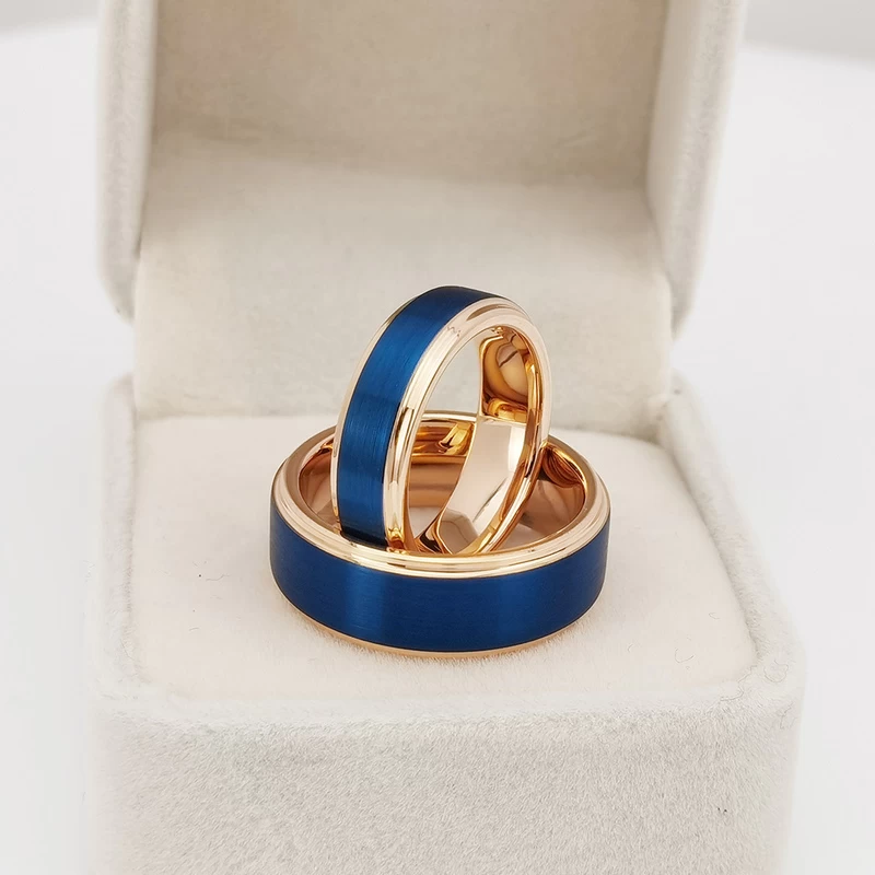 Anello di tungsteno in stock Popolare Anello in carburo di tungsteno blu e oro con bordi piatti e spazzolati da 8 mm Produttori cinesi