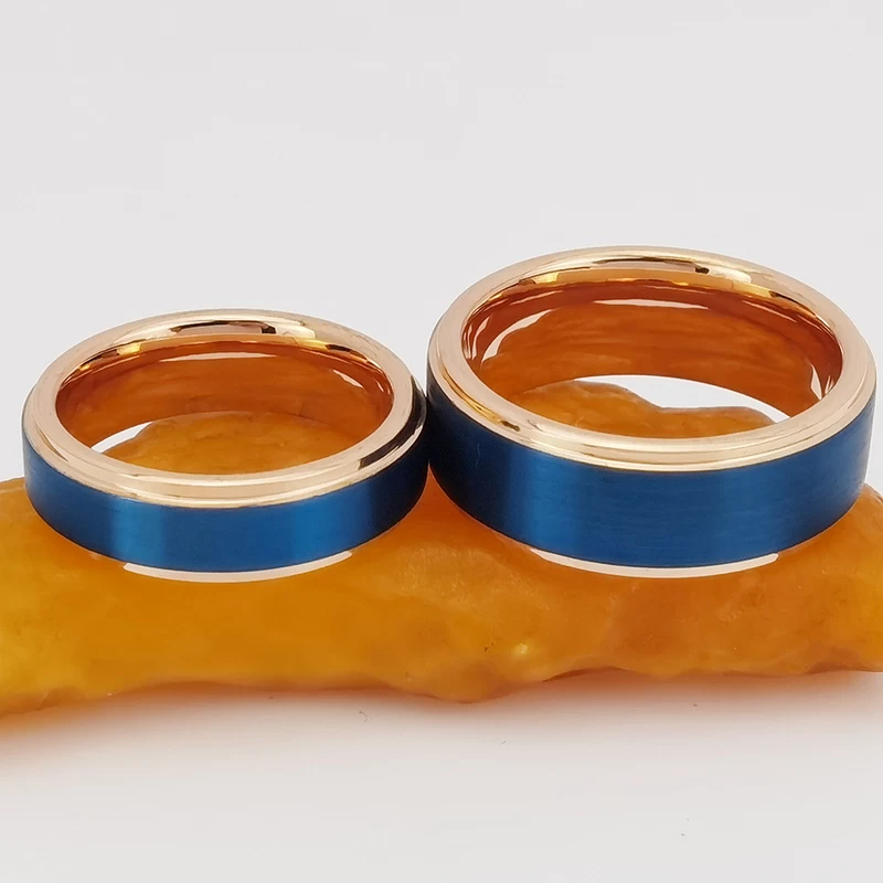 Anello di tungsteno in stock Popolare Anello in carburo di tungsteno blu e oro con bordi piatti e spazzolati da 8 mm Produttori cinesi