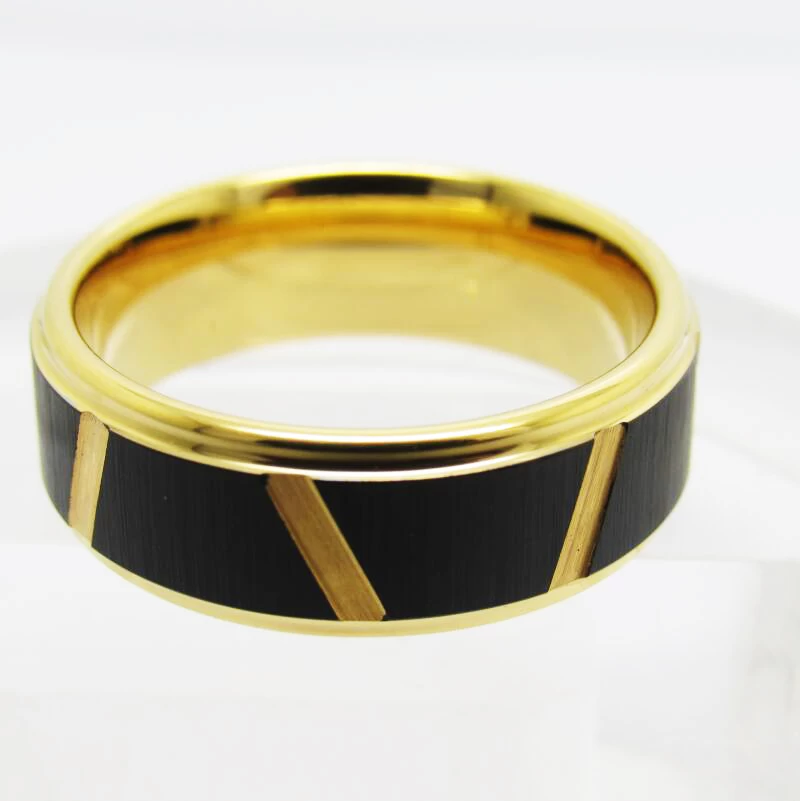 Wolframring auf Lager Beliebter 8 mm hochglanzpolierter und kreuzgebürsteter Wolframkarbidring mit flachen und gestuften Kanten in Schwarz und Gold mit Rillen China Hersteller