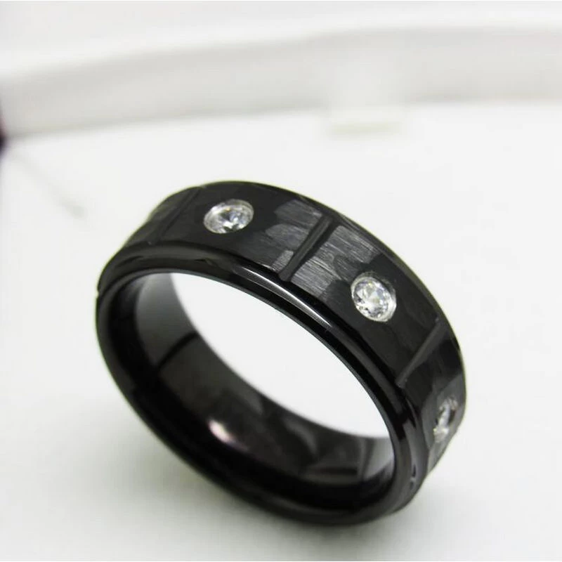 Wolfram-Ring auf Lager Beliebter 8 mm hochglanzpolierter und gehämmerter, flacher und abgestufter schwarzer Wolframkarbid-Ring mit 3 weißen CZ-Steinen China-Hersteller