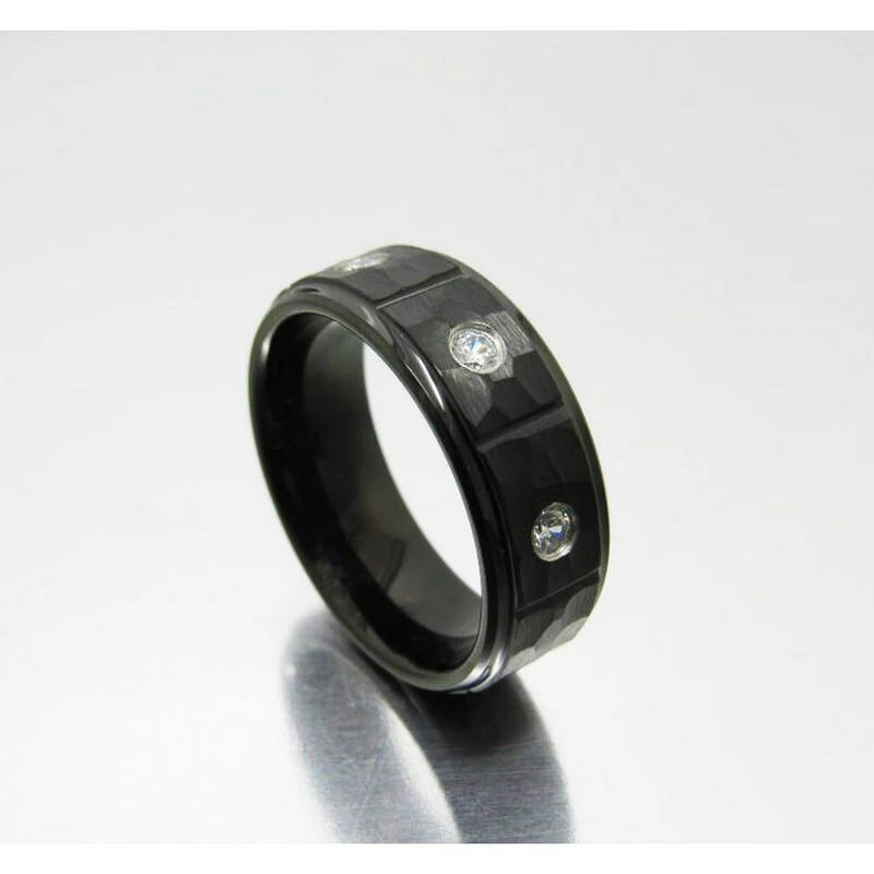 Wolfram-Ring auf Lager Beliebter 8 mm hochglanzpolierter und gehämmerter, flacher und abgestufter schwarzer Wolframkarbid-Ring mit 3 weißen CZ-Steinen China-Hersteller