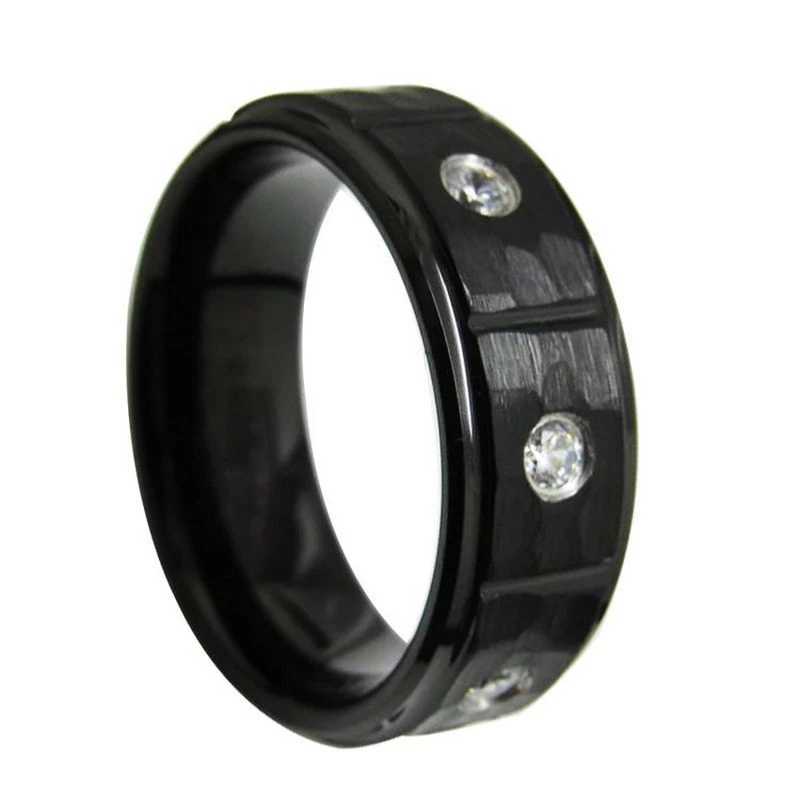 Wolfram-Ring auf Lager Beliebter 8 mm hochglanzpolierter und gehämmerter, flacher und abgestufter schwarzer Wolframkarbid-Ring mit 3 weißen CZ-Steinen China-Hersteller