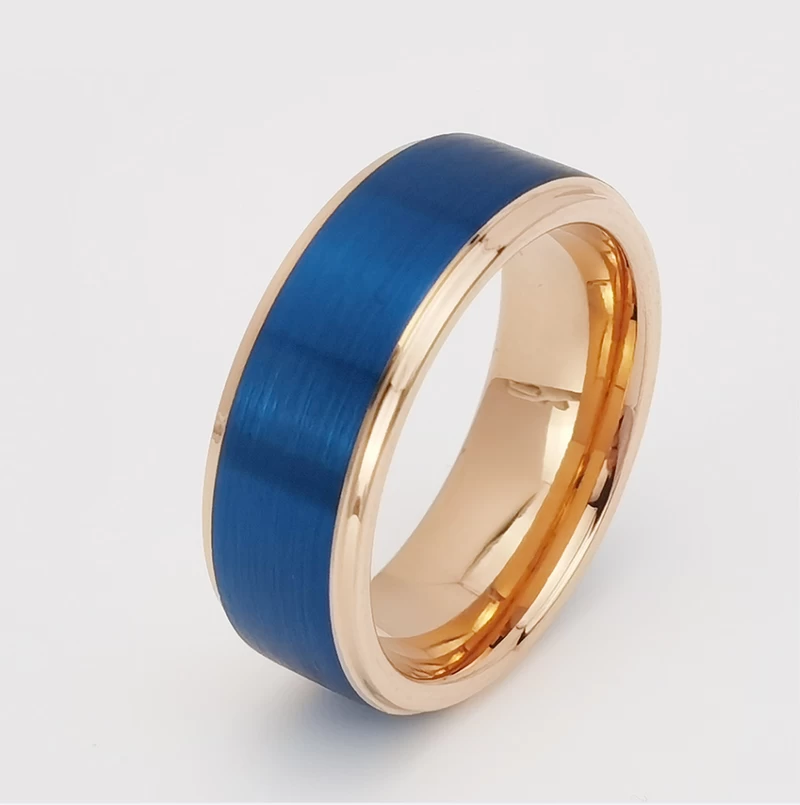 Anello di tungsteno in stock Popolare Anello in carburo di tungsteno blu e oro con bordi piatti e spazzolati da 8 mm Produttori cinesi