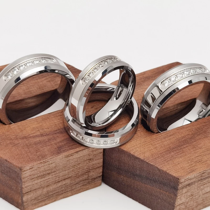 Wolframring auf Lager Beliebter 8 mm hochglanzpolierter und gebürsteter Wolframcarbidring mit flachen und abgeschrägten Kanten und 7 weißen CZ-Steinen China Hersteller