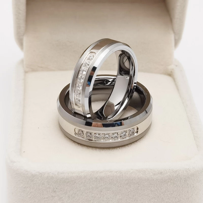Wolframring auf Lager Beliebter 8 mm hochglanzpolierter und gebürsteter Wolframcarbidring mit flachen und abgeschrägten Kanten und 7 weißen CZ-Steinen China Hersteller