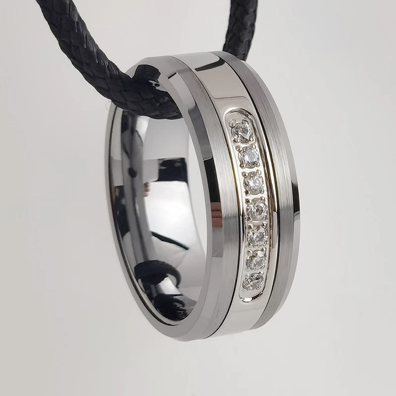 Wolframring auf Lager Beliebter 8 mm hochglanzpolierter und gebürsteter Wolframcarbidring mit flachen und abgeschrägten Kanten und 7 weißen CZ-Steinen China Hersteller