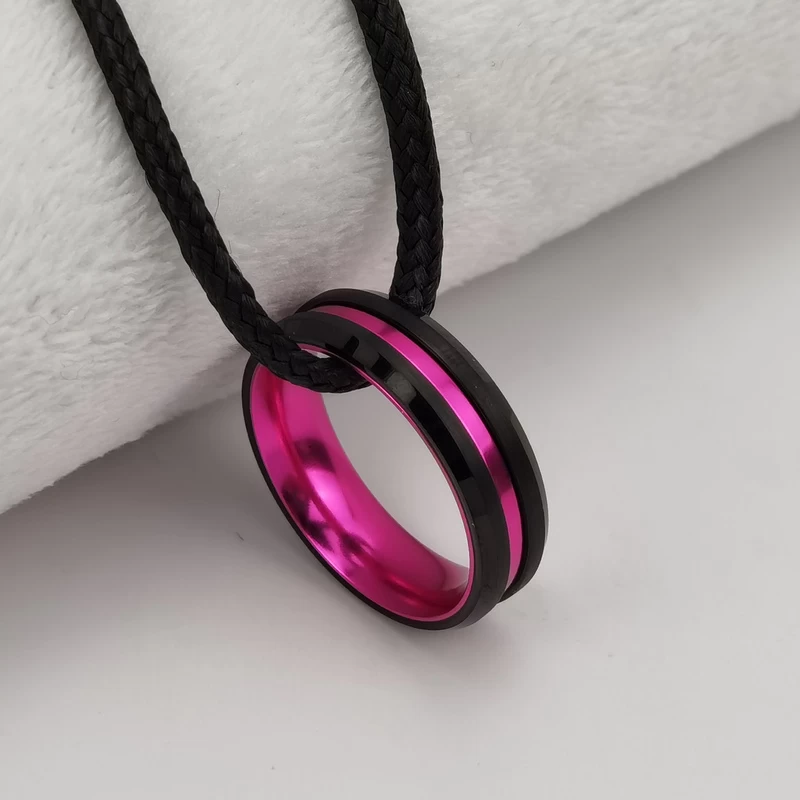 Anello di tungsteno in stock Popolare 8mm Alto lucido e spazzolato Bordi piatti e smussati Carburo di tungsteno nero e anello in alluminio viola Produttori cinesi
