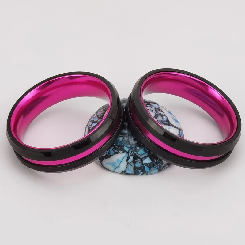 Anello di tungsteno in stock Popolare 8mm Alto lucido e spazzolato Bordi piatti e smussati Carburo di tungsteno nero e anello in alluminio viola Produttori cinesi