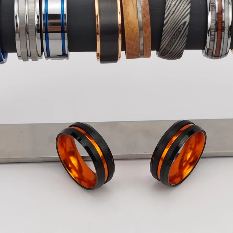 Anello di tungsteno in stock Popolare 8mm Alto lucido e spazzolato Bordi piatti e smussati Anello in carburo di tungsteno nero e alluminio arancione Produttori cinesi