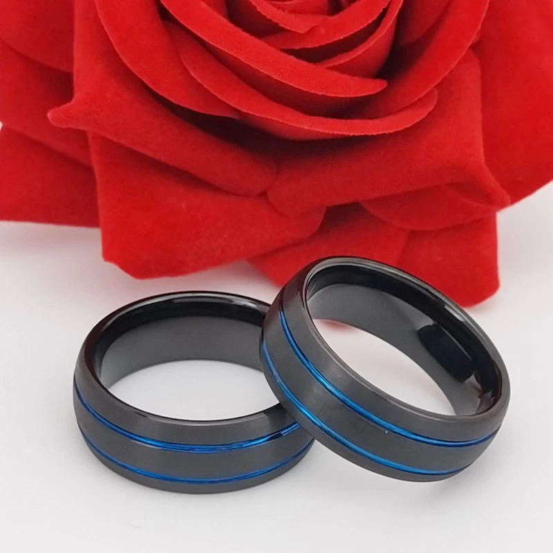 Anello di tungsteno in stock Popolare Anello in carburo di tungsteno nero e blu spazzolato a cupola da 8 mm con due linee blu Fedi nuziali da uomo bicolore Cina Produttore