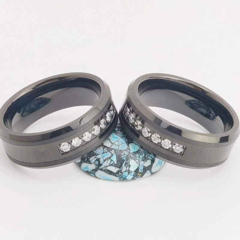 Wolfram-Ring auf Lager Beliebte 8 mm flache und abgeschrägte Kanten gebürsteter schwarzer Wolframcarbid-Ring mit 7 weißen CZ-Steinen China-Fabrik
