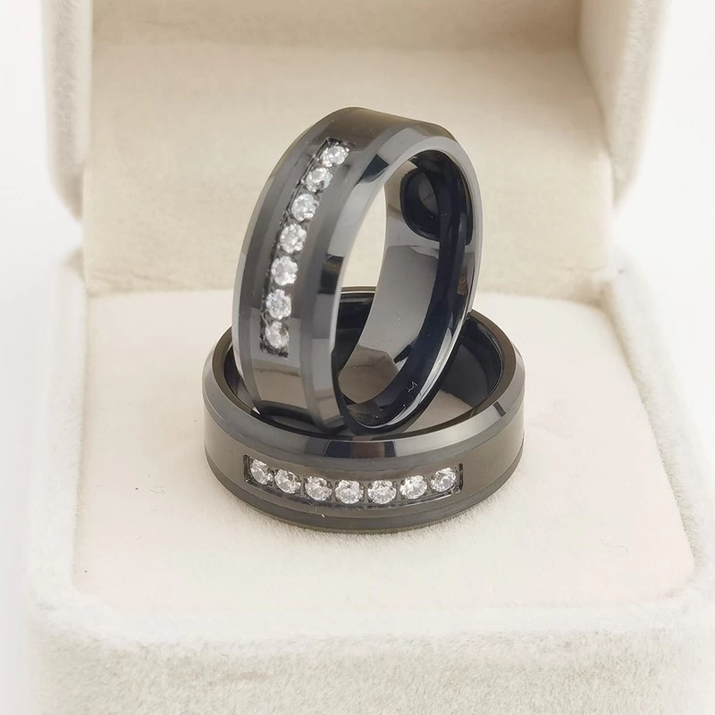 Wolfram-Ring auf Lager Beliebte 8 mm flache und abgeschrägte Kanten gebürsteter schwarzer Wolframcarbid-Ring mit 7 weißen CZ-Steinen China-Fabrik