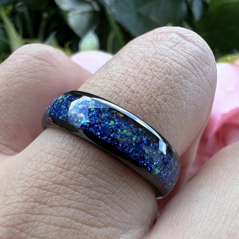 Chine Conceptions uniques modernes Bague en tungstène Galaxy de 8 mm Bandes de mariage en tungstène pour hommes polies Bandes de mariage en carbure de tungstène noir avec incrustation de grès bleu et d'opale Fabricants