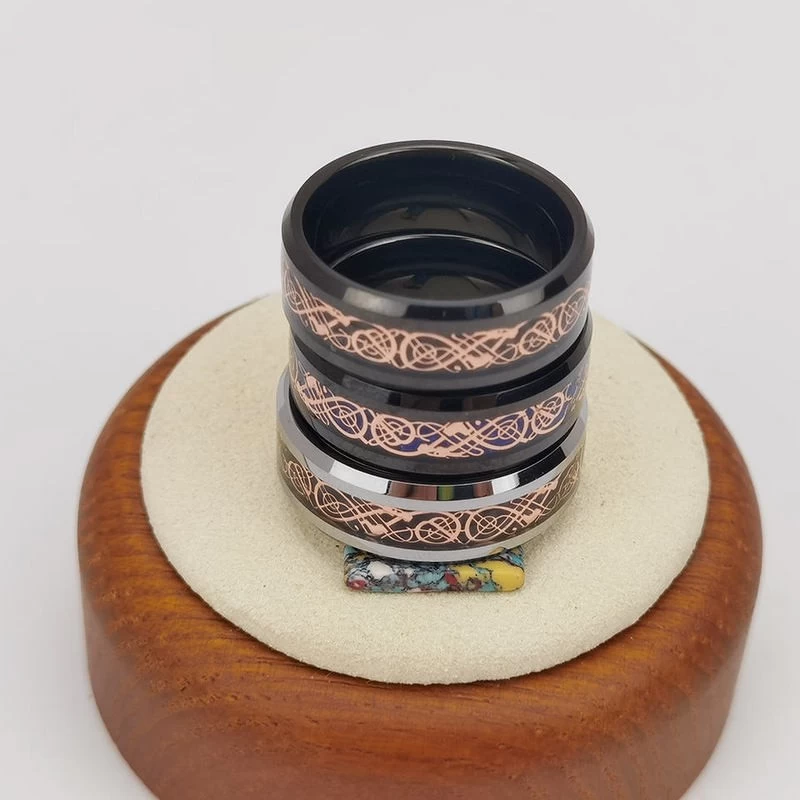 Anello di tungsteno in stock Popolare 8mm Alto lucido con bordi piatti e smussati Anello in carburo di tungsteno Intarsio con drago in oro rosa e sfondo nero Produttore cinese