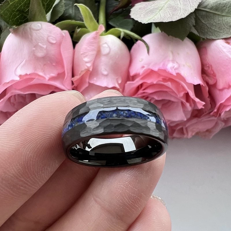 Einzigartige und erschwingliche Wolfram-Hochzeitsbänder 8 mm gewölbter und gehämmerter schwarzer Wolframkarbidring mit Crushed Lapis Inlay China Hersteller