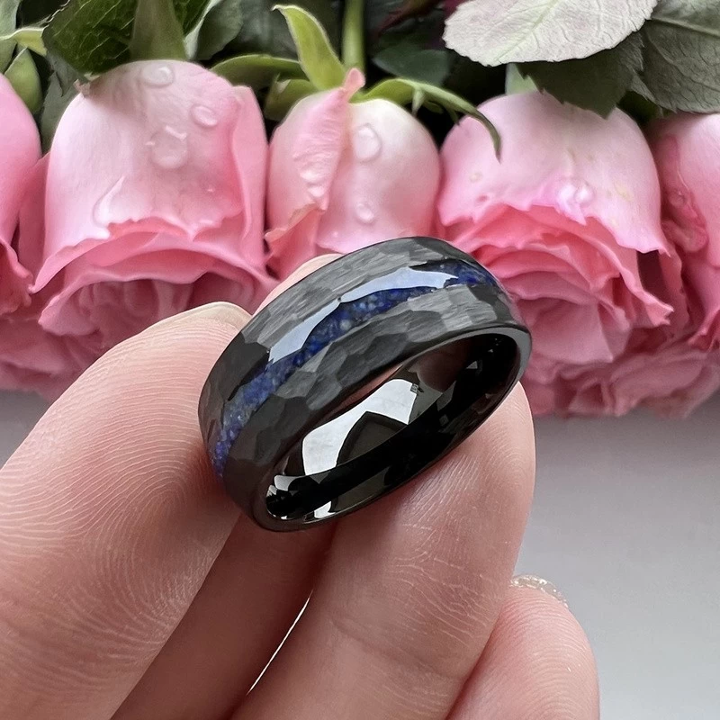Einzigartige und erschwingliche Wolfram-Hochzeitsbänder 8 mm gewölbter und gehämmerter schwarzer Wolframkarbidring mit Crushed Lapis Inlay China Hersteller