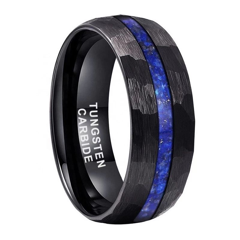 Einzigartige und erschwingliche Wolfram-Hochzeitsbänder 8 mm gewölbter und gehämmerter schwarzer Wolframkarbidring mit Crushed Lapis Inlay China Hersteller