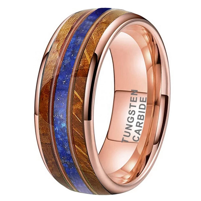 Cina Fedi nuziali da uomo di alta qualità e convenienti Anello in carburo di tungsteno con cupola in oro rosa da 8 mm con lapislazzuli schiacciato e intarsio di corde di legno e chitarra Produttori cinesi