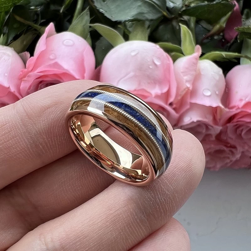 Cina Fedi nuziali da uomo di alta qualità e convenienti Anello in carburo di tungsteno con cupola in oro rosa da 8 mm con lapislazzuli schiacciato e intarsio di corde di legno e chitarra Produttori cinesi