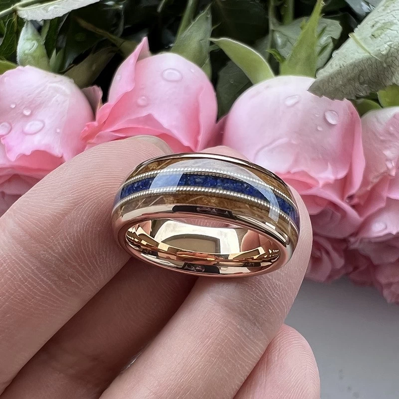 Cina Fedi nuziali da uomo di alta qualità e convenienti Anello in carburo di tungsteno con cupola in oro rosa da 8 mm con lapislazzuli schiacciato e intarsio di corde di legno e chitarra Produttori cinesi