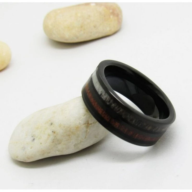 Chine Anneau de tungstène en stock Anneau en carbure de tungstène noir plat poli de 8 mm avec incrustation de bois et de bois de cerf et d'acajou Fabricants