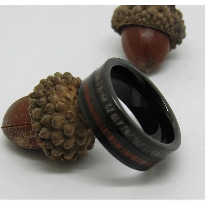 Chine Anneau de tungstène en stock Anneau en carbure de tungstène noir plat poli de 8 mm avec incrustation de bois et de bois de cerf et d'acajou Fabricants