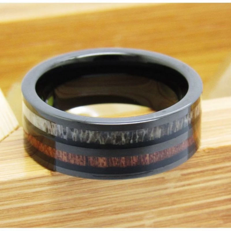 Chine Anneau de tungstène en stock Anneau en carbure de tungstène noir plat poli de 8 mm avec incrustation de bois et de bois de cerf et d'acajou Fabricants