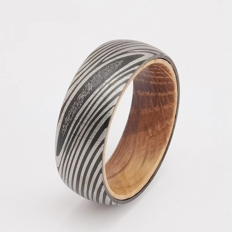 Anello di tungsteno in stock Fedi nuziali da uomo di alta qualità e convenienti Damasco con cupola laserata in carburo di tungsteno e anello in legno Fornitore della Cina