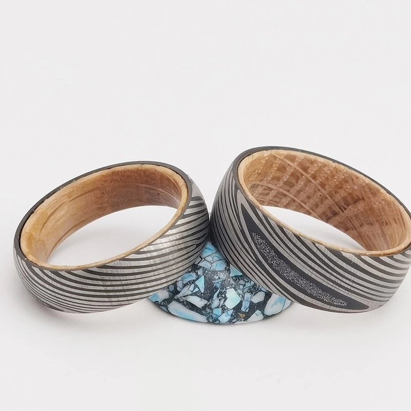 Anello di tungsteno in stock Fedi nuziali da uomo di alta qualità e convenienti Damasco con cupola laserata in carburo di tungsteno e anello in legno Fornitore della Cina